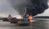 Tàu chở dầu 2.000 tấn bốc cháy dữ dội ở cảng Đình Vũ