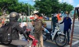 Người dân bỡ ngỡ trong ngày đầu chốt chặn phòng dịch COVID-19