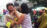 Người phụ nữ chỉ mặt, lăng mạ CSGT. Ảnh cắt từ clip.