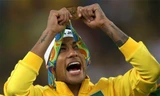 Neymar phấn khích sau khi cùng đội Olympic Brazil đăng quang. Ảnh: Reuters. 