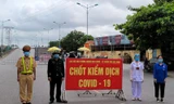 Cơ quan chức năng tỉnh Bắc Ninh thiết lập vùng cách y nơi có dịch COVID - 19. Ảnh: Nguyễn Chương