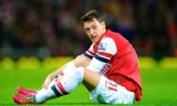 Mesut Ozil bị đẩy lên ghế dự bị.