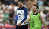 Benzema (trái) và Valbuena trong một buổi tập của đội tuyển Pháp. Ảnh: AFP. 