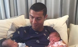 Ronaldo hí hửng khoe 'hai tình yêu mới'