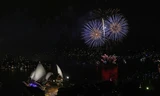 Thành phố Sydney, Australia vừa được chứng kiến màn pháo hoa rực rỡ trong đêm 31/12, trước thời khắc chuyển giao sang năm mới 2017.