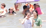 Giữa trưa, biển Quy Nhơn đông nghịt người tắm 'xả xui' ngày Tết Đoan Ngọ