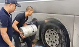 Dùng bình nước lọc cứu xe khách bốc khói ngùn ngụt