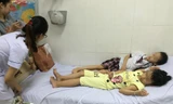 Các em học sinh nhập viện với triệu chứng đau bụng, buồn nôn. 