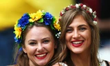 Nụ cười tỏa nắng của nữ cổ động viên Ukraine.