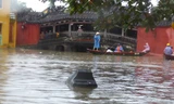 Hội An chìm trong biển nước, người dân chèo thuyền trên phố