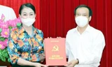 Bí thư Tỉnh ủy Vĩnh Phúc Hoàng Thị Thúy Lan trao quyết định cho ông Lương Đức Minh 