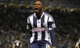 Anichebe ăn mừng bàn gỡ hòa 1-1 cho West Brom.