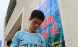 Cận cảnh dòng người mua vé xem trận Việt Nam - Man City