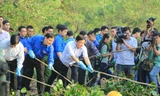 Bí thư thứ nhất T.Ư Đoàn Nguyễn Đắc Vinh và Bí thư Thành ủy Đinh La Thăng cùng các đoàn viên thanh niên ra quân thực hiện hoạt động ngày Chủ nhật xanh tại tuyến rạch Dừa.