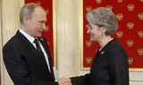 Bà Irina Bokova và Tỏng thống Nga Vladimir Putin trong một cuộc tiếp xúc tại ĐIện Kremlin. (Ảnh: Alamy)
