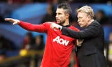Robin van Persie (trái) đang thật sự gặp vấn đề dưới thời HLV David Moyes.