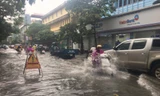 Phố ở Hà Nội biến thành... 'sông' sau cơn mưa lớn