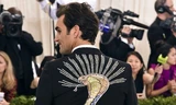Federer gây sốc với chiếc áo vest in hình rắn hổ mang