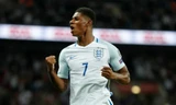 Rashford ghi dấu giầy trực tiếp ở cả hai bàn thắng của tuyển Anh.