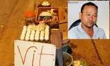 Quán trứng vịt lộn ở vỉa hè của Sơn.
