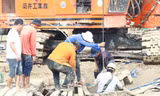 Bé trai rơi xuống ống cọc bê tông sâu 35m đã tử vong