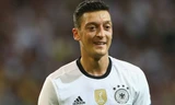 Ozil chọn cách "đáp lễ" đồng đội qua truyền thông. Ảnh: Reuters