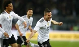 Podolski và niềm vui khi ghi bàn cuối cùng cho đội tuyển Đức.