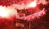 Real rước cúp xuyên đêm, Madridistas mở tiệc ở quảng trường
