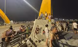 Người dân nằm la liệt trên sàn trung tâm thương mại Vincom Hạ Long để tránh nóng