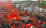 'Dòng sông đỏ' cuồng nhiệt chào đón U23 Việt Nam ở cầu Nhật Tân