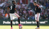 Anthony Martial gánh vác công việc ghi bàn cho Wayne Rooney.