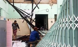 Lốc xoáy làm tốc hàng loạt mái nhà ở Bình Dương