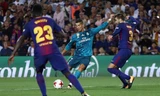 Ronaldo ghi bàn vào lưới Barca trước khi phải nhận hai thẻ vàng.