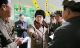 Nhà lãnh đạo Triều Tiên Kim Jong-un (giữa) phát biểu trong chuyến thăm nhà máy Sinhung, Bình Nhưỡng, ngày 1/4. 