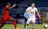 Công Phượng thường gặp bế tắc khi đối đầu với các trung vệ cao to. Ảnh: Anh Khoa. 