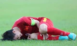 Công Vinh đau đớn nằm sân sau pha vào bóng ác ý của đối phương. Ảnh: Đức Đồng 