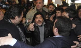 Bừng bừng cơn ghen, Maradona thẳng tay tẩn phóng viên