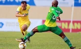 Thanh Hóa (áo vàng) không thắng được các vị khách Cần Thơ