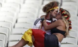 Mỹ nhân Brazil trao tim tuyển Đức, CĐV mượn khán đài tặng nụ hôn sâu
