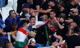 Cổ động viên đụng độ cảnh sát, Hungary bị phạt nặng