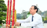Lãnh đạo TPHCM dâng hương tưởng nhớ Chủ tịch Hồ Chí Minh, Chủ tịch Tôn Đức Thắng và các Anh hùng liệt sĩ