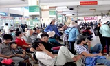 Nhiều người dân ngồi chờ tại Bến xe miền Đông chiều 27/4