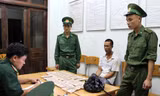 Đối tượng Nguyễn Tiến Đạt (áo trắng) 