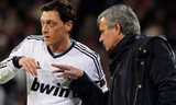 Ozil và Mourinho khi làm việc cùng nhau ở Real Madrid. Ảnh: AFP. 