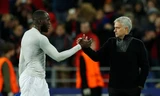 Mourinho bắt tay Lukaku sau khi trận đấu với CSKA kết thúc. Ảnh: Reuters. 