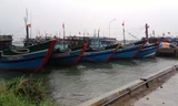 Ngư dân ven biển TT-Huế chủ động di dời ghe thuyền đến nơi cao an toàn.