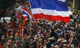 Người biểu tình chống chính phủ trên đường phố Bangkok hôm qua.