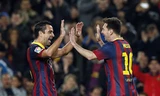 Xavi và Messi ăn mừng chiến thắng của Barcelona 