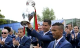 Ronaldo ôm khư khư Cup vô địch như tình nhân