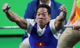 Lê Văn Công phấn khích khi mang về chiếc HC vàng Paralympic đầu tiên cho thể thao Việt Nam. Ảnh: Reuters.
